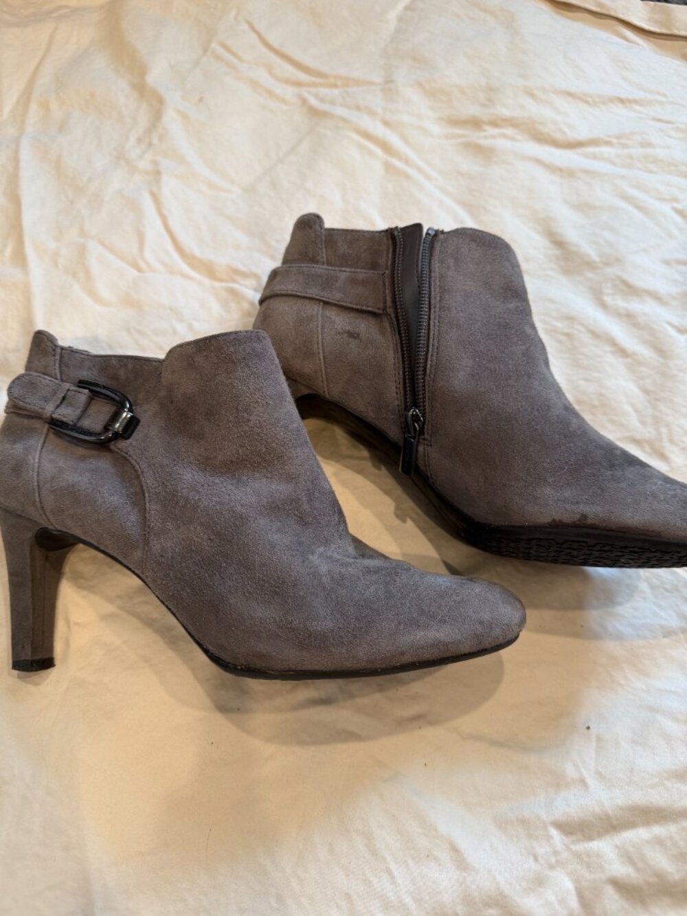 Bandalinos Grey Suede Booties